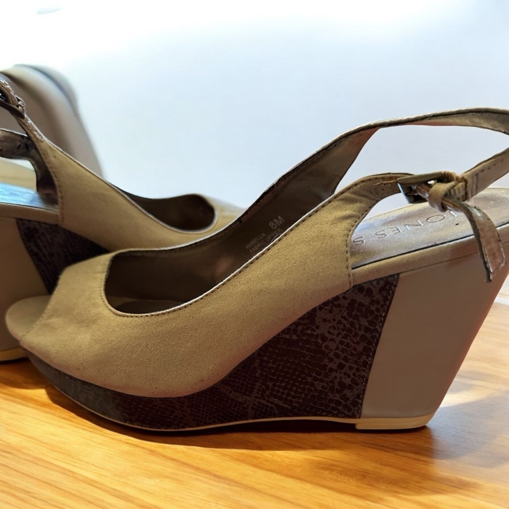 Jones wedge size 8 snakeskin insert on side, patent leather on back suede top